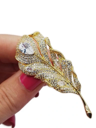 LUX BROOCH PENDANT PEACOCK FEATHER CRYSTAL GOLD 18K GP+ GIFT BOX;BROCHE LUX COLGANTE PLUMA DE PAVO REAL CRISTAL ORO 18K GP + CAJA DE REGALO
