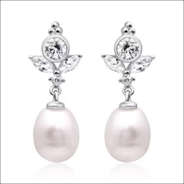 Pair of sterling silver stud earrings with pearl and zirconia by JEWLIX;Paire de boucles d'oreilles en argent sterling avec perle et zircone par JEWLIX
