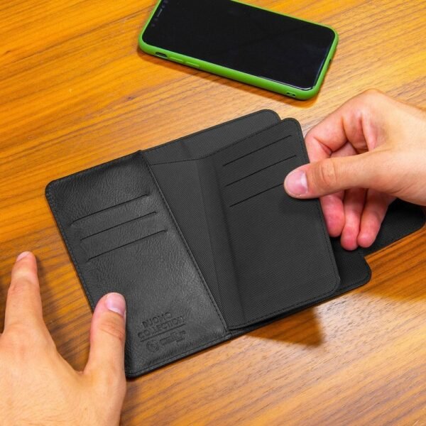 The Celly Bookcase Duomo DUOMOXLBK is a universal smartphone case designed to offer sleek protection for a wide range of devices.